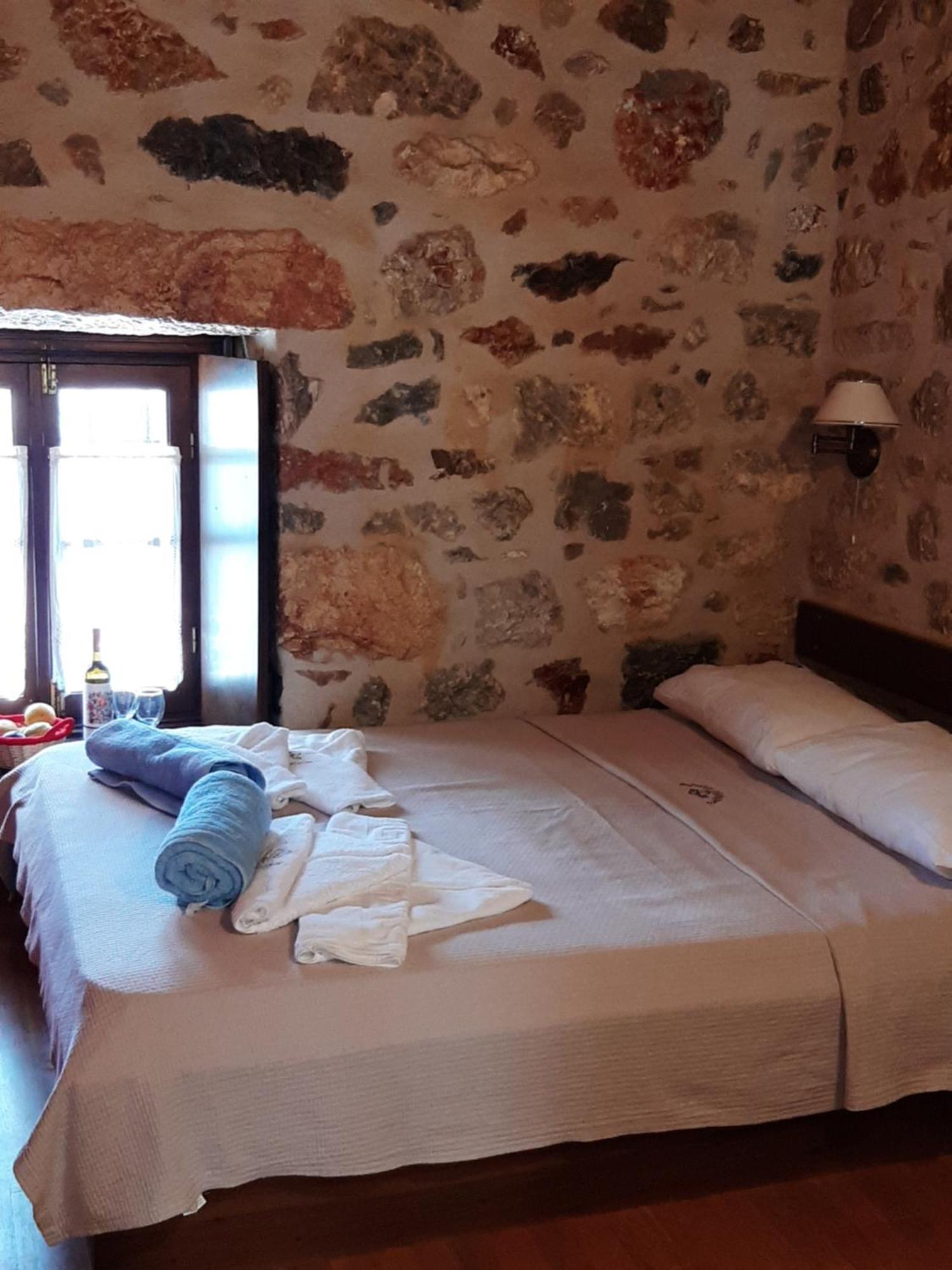 Pyrgoi Theodorakaki: O Gerolimenas Yerolimin Quarto foto